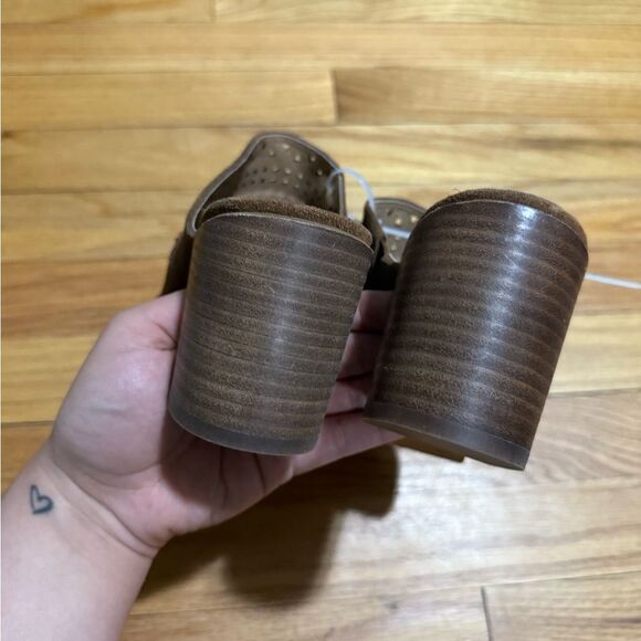 Caslon | maggie slide - Picture 5 of 5